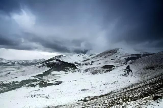 那年，将军到洛扎曲调研，不料桥被冲毁，将军一行徒步前行…