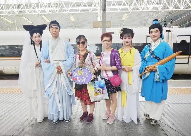 人民铁道报头版头条！银发列车开进新疆，服务细节暖到心