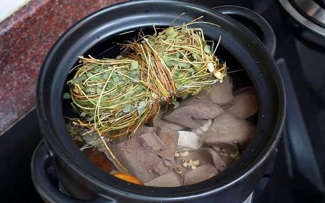 玉米红萝卜排骨花胶汤的做法 2026年玉米红萝卜排骨花胶汤的做法和功效