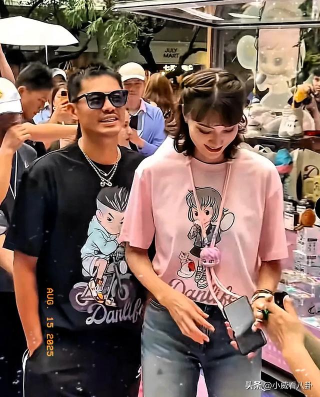林丹和老婆谢杏芳深圳出席活动几乎没有肢体接触完全不像一对夫妻