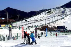 京郊滑雪场陆续关闭，雪友抓紧“春雪尾巴”享受季末狂欢图片