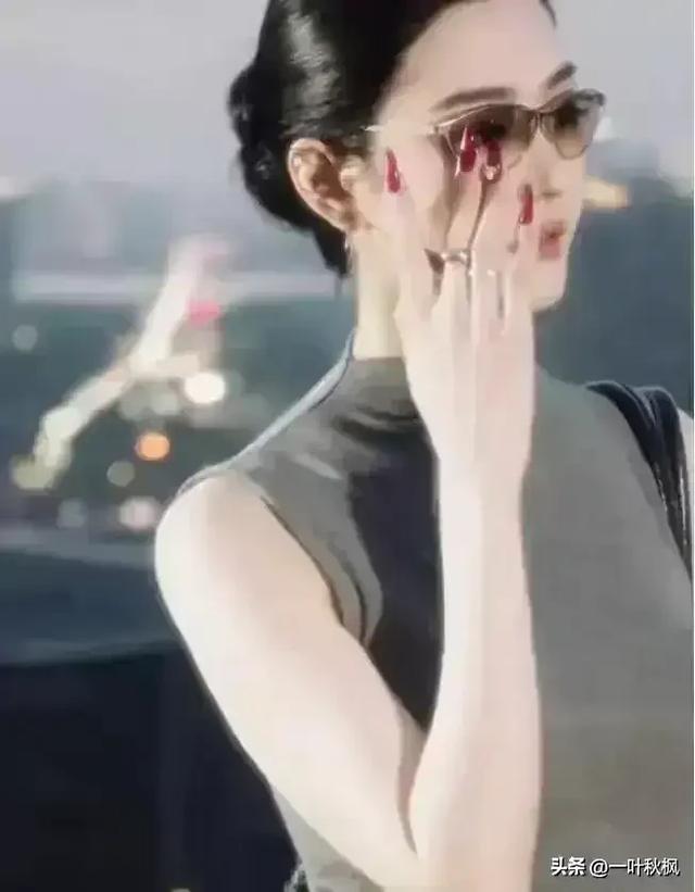 她是我见过最有气质的女子，干净得像一汪清泉，五官立体堪称绝色