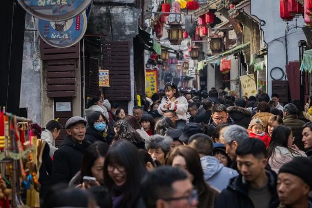 在高淳老街，推背走路！