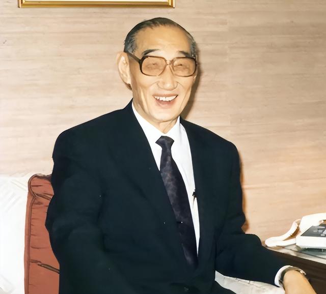 包养情人无数，娶初中同学女儿为妻，玩老婆闺蜜，嗜色如命的富豪