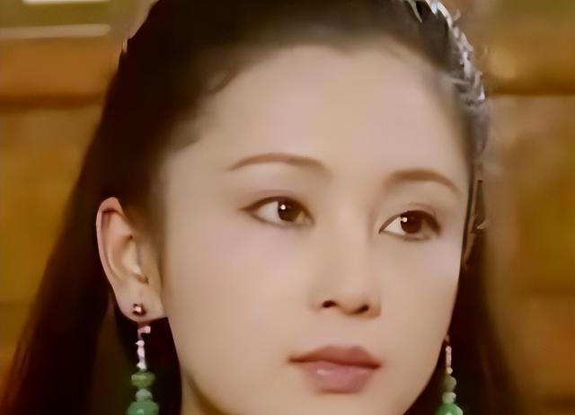 长得太美被导演占为己有	，4年后生下大明星儿子，17岁就成男一号