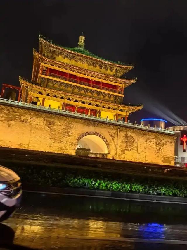 连月阴雨，文化古都长安城蘑菇遍地生，古塔蒙潮苔