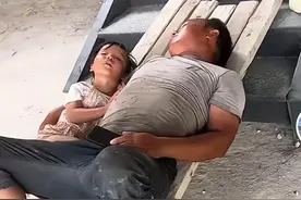37度高温天，小女孩陪父亲辛苦劳作，父女木板上相拥而眠，感动泪图片
