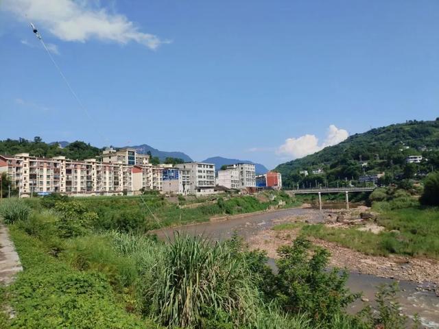 沿合（江）习（水）公路，跨越川黔边界