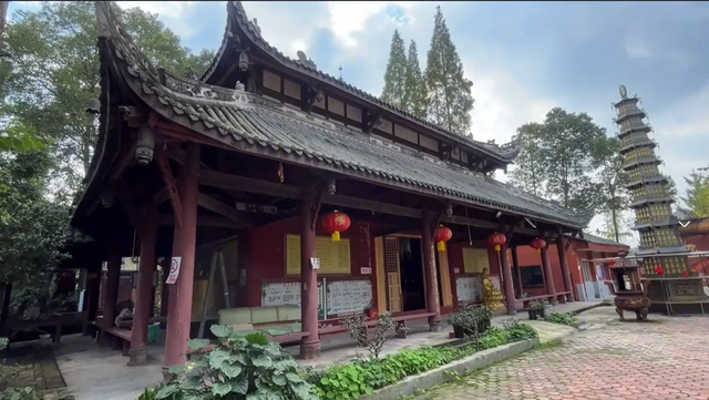 四川令人敬佩的古寺，飞檐翘角古朴古香，金碧辉煌却游客不多