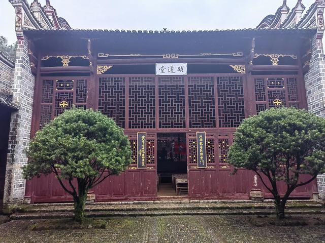 我们在井冈山参观了几个著名的革命遗迹