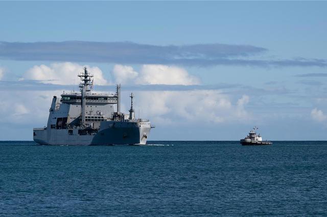 高市帮手到位，最大战舰闯台海，解放军7舰押送，国防部再发警告