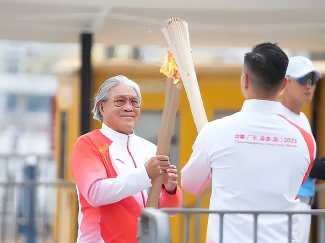 霍启刚没想到！44岁妻子和79岁老爸同时官宣喜讯，为霍家“争光”