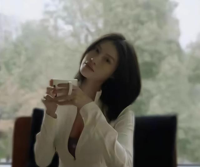 陈伟霆妈妈飞北京看孙子！婆媳第一次见面，何穗大胆拍辣照迎接！