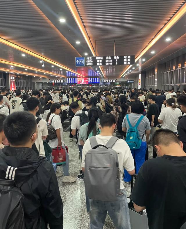 上海火车站，为什么总是让人又爱又恨？