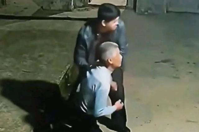 家里老人去世，孝子去亲戚家下跪报丧是咋回事？是指什么亲戚？