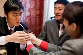 饭局上有人给你递“祸根烟”，不要客气，立即用这3招怼回去！图片