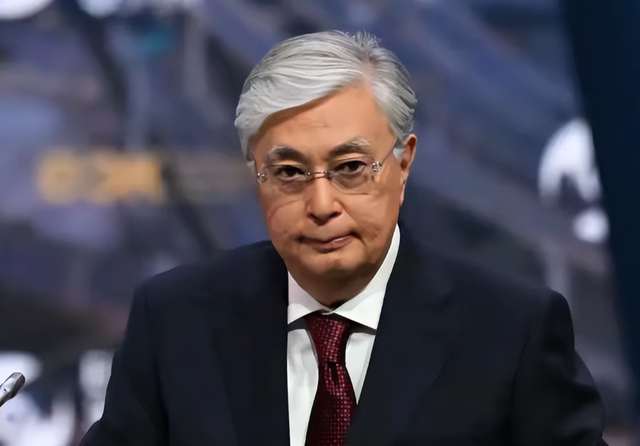 中亚首个变色龙出现，哈总统率先抵日	，峰会还没开，已签14项协议