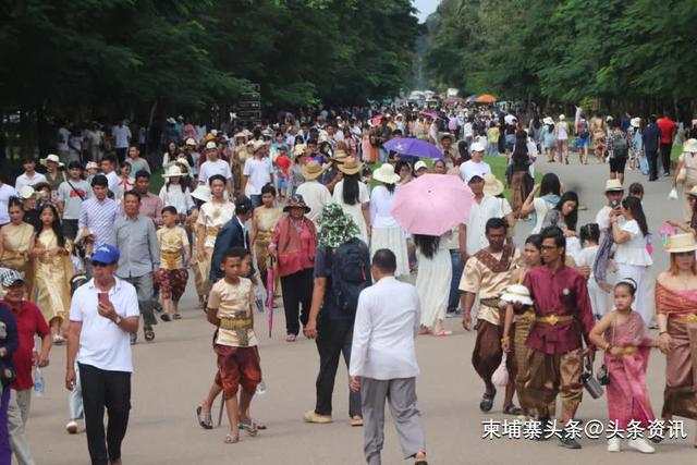 送水节，成千上万游客涌入吴哥窟共享节日喜悦