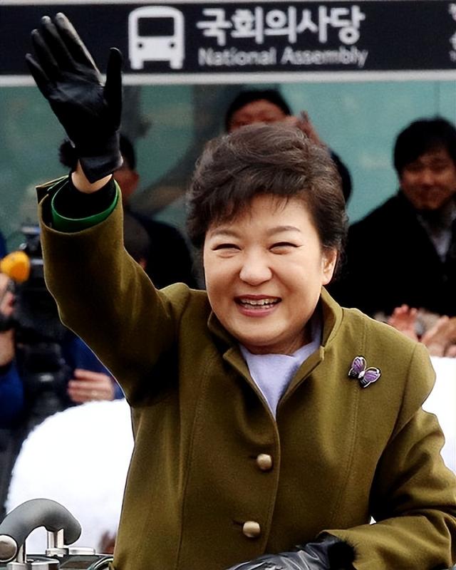 朴槿惠出狱生活：住1676平别墅，与小10岁律师为伴，如今生活安逸