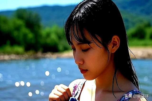 那年我和村花去河边摸鱼！她裙子突然滑落，她红着脸让我对她负责