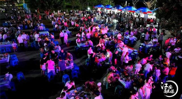 江安“清凉一夏”再燃激情！水枪大战、美食音乐共绘欢乐夜