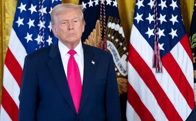 历史开了个玩笑	，第一个倒下的不是乌克兰，而是百年中立的瑞士？