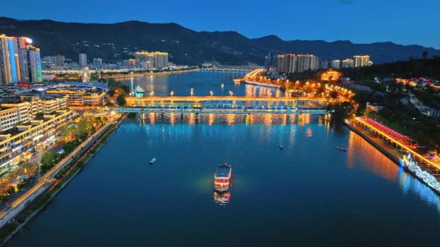 广元不远 周末优选 | 白天热到不想出门？玩法上新，来给利州比个“Yè”！