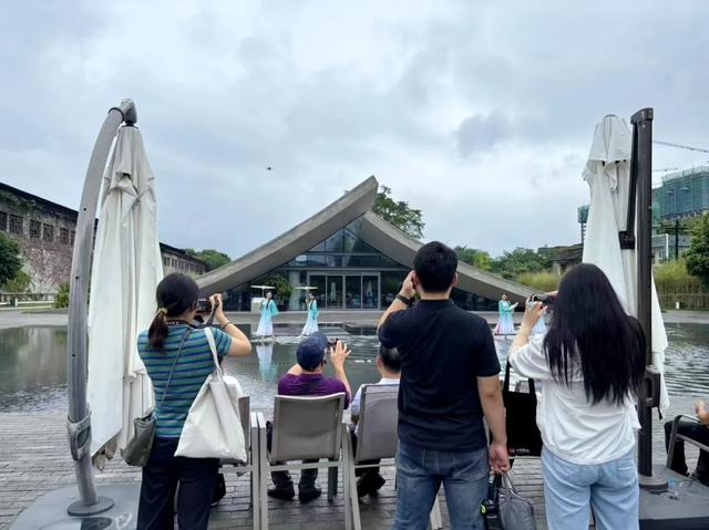 中宣部带队50余名记者,为何集体“沉醉”射洪?