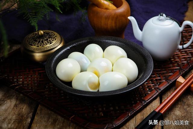 煮鸡蛋，别再用冷水下锅了！学会3个步骤，鸡蛋不破壳，鲜嫩好吃