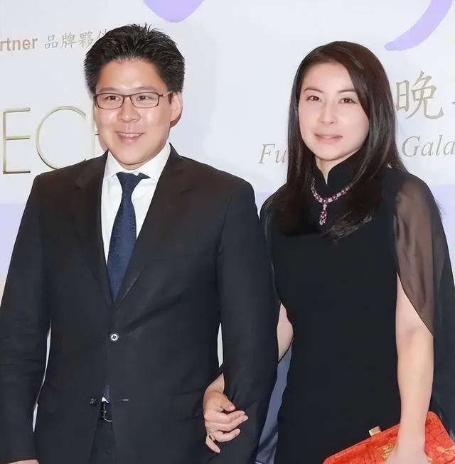 郭晶晶没想到，79岁的公公霍震霆再破天花板，让整个豪门圈沉默了