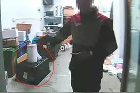 快递小哥夜晚收到“特别快递”，竟是“大眼萌”的它图片