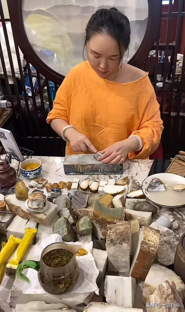 北京肖哥去世，才45岁！家里放14吨原石给娇妻玩	，手握十几套房本