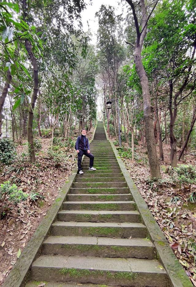 重庆南山有一座荒废庄院，曾是停放棺材的地方，胆小的人不敢靠近