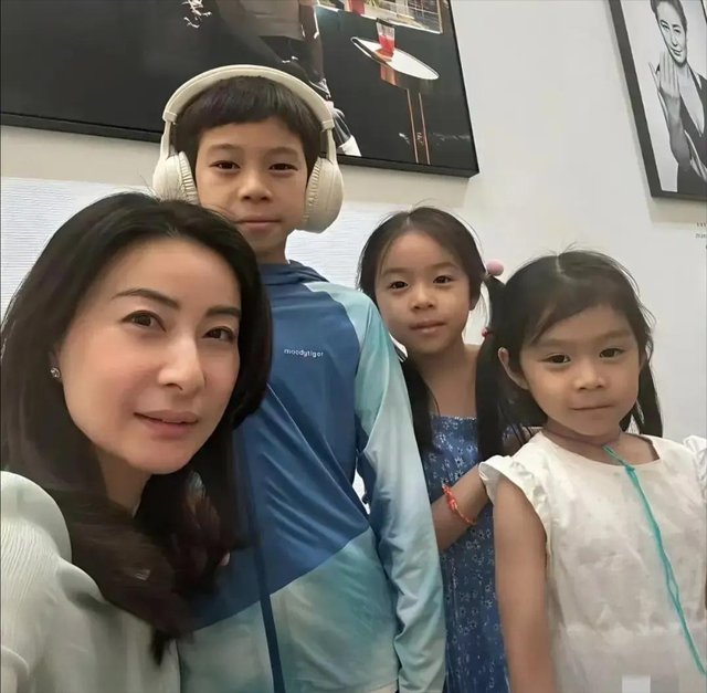 霍震霆没想到，44岁儿媳郭晶晶再次官宣喜讯，让整个阔太圈沉默了