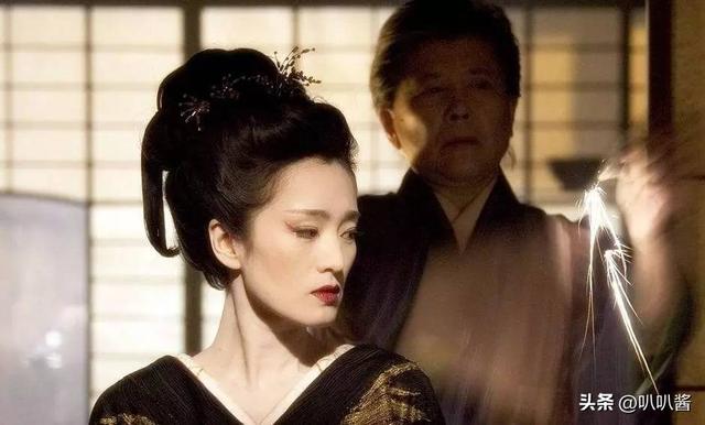 分手30年，被法国老公7字评价的巩俐，活成张艺谋高攀不起的存在