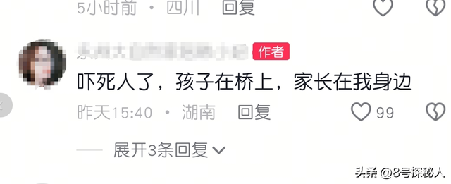 惊险！男童踩空玻璃栈道，身体悬挂空中，路人营救被骂，景区回应