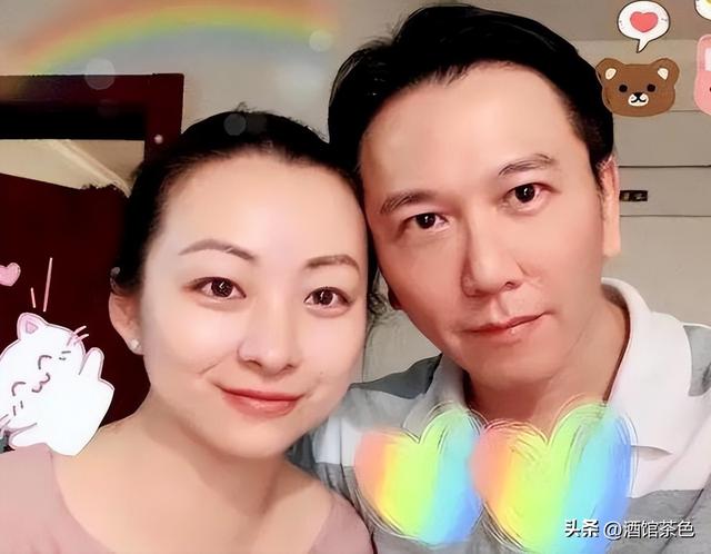 演员温兆伦现状：定居北京，61岁不显老依然帅气，10岁女儿很漂亮