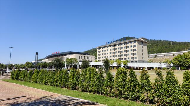 冬日登高燕尾寨，高铁西站现眼前，梅州人休闲有了新去处