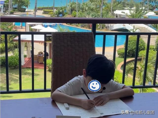 暑假旅游，就是换个地方写作业？全世界都在偶遇写作业的中国孩子