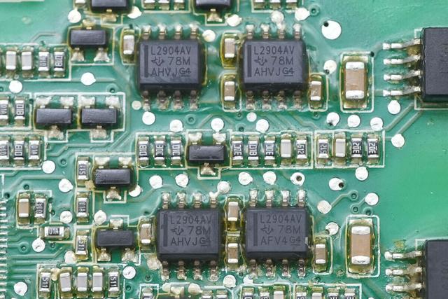 重达18斤的大块头，内部全是灰，麦格米特15kW充电模块拆解