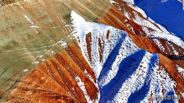 冬日限定！昌吉百里丹霞披上“三色纱衣”，红绿白交织宛如大地油画