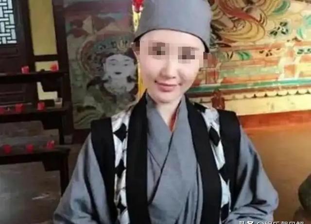 揭秘尼姑庵真相：表面佛门实则妓院，穿黑丝戴假发，香客人来人往