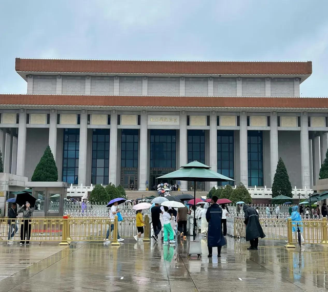 10月9日大雨，北京毛主席纪念堂发生的真人真事，冒雨瞻仰看看吧