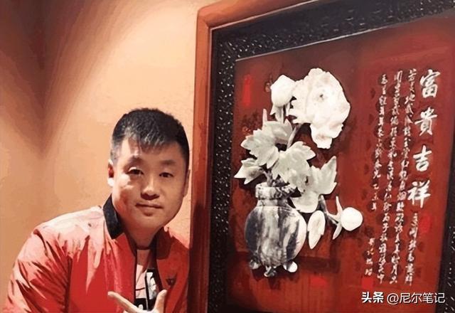 赵本山儿子请客吃砂锅	，在暖棚里凑桌显寒酸，宋晓峰喝到鼻脸通红