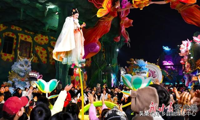 “花开临夏”不夜城盛大开园