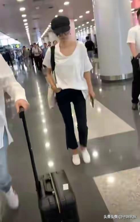 偶遇马伊琍，太瘦了直不起腰，脖子前倾，含胸驼背，这么瘦好看吗