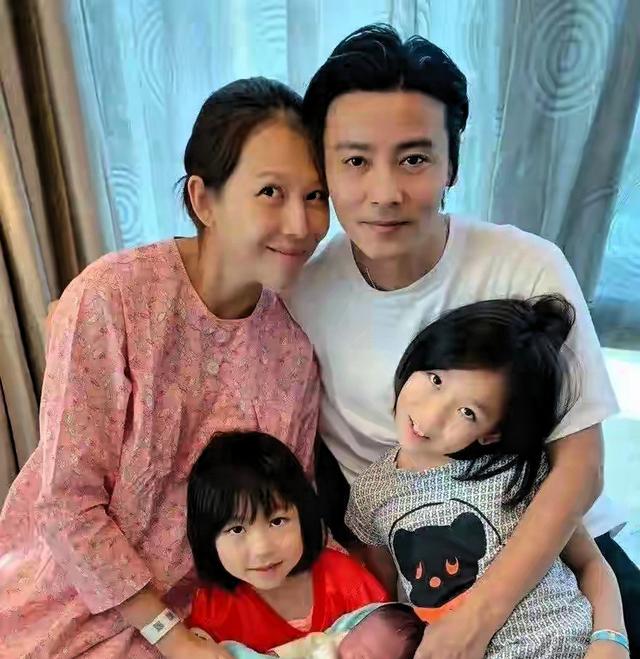 52岁蔡少芬现状让人心酸	，脸垮不平，又瘦又老，一代女神也落寞了