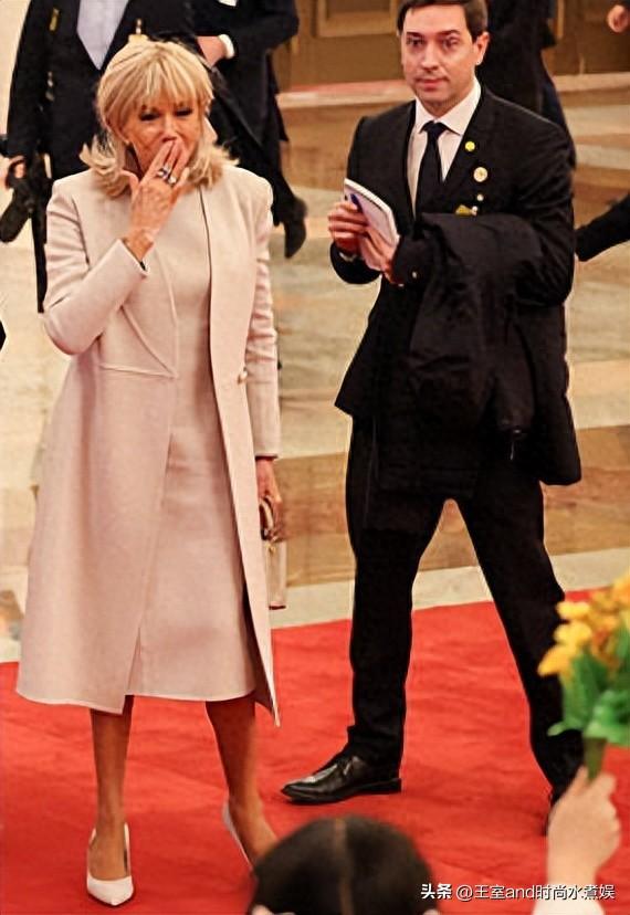 72岁布丽吉特访华第二天！白裙配10cm细高跟，身姿挺拔，气质绝了