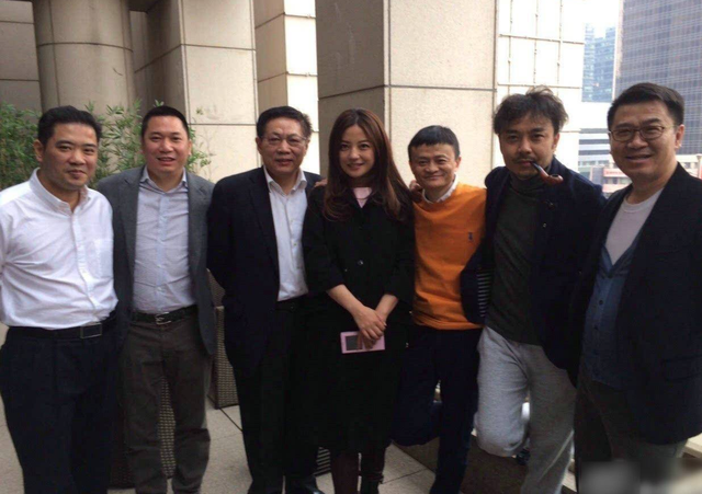 赵薇突传出2个消息，事业再崩盘元凶另有人，但有一点很庆幸