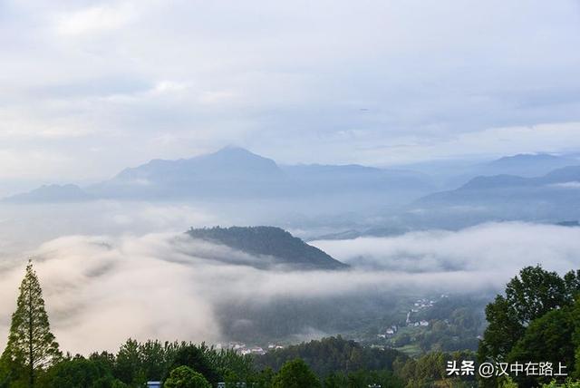 汉中云峰寺日出：金光照破雾千层，半是仙踪半是尘​！